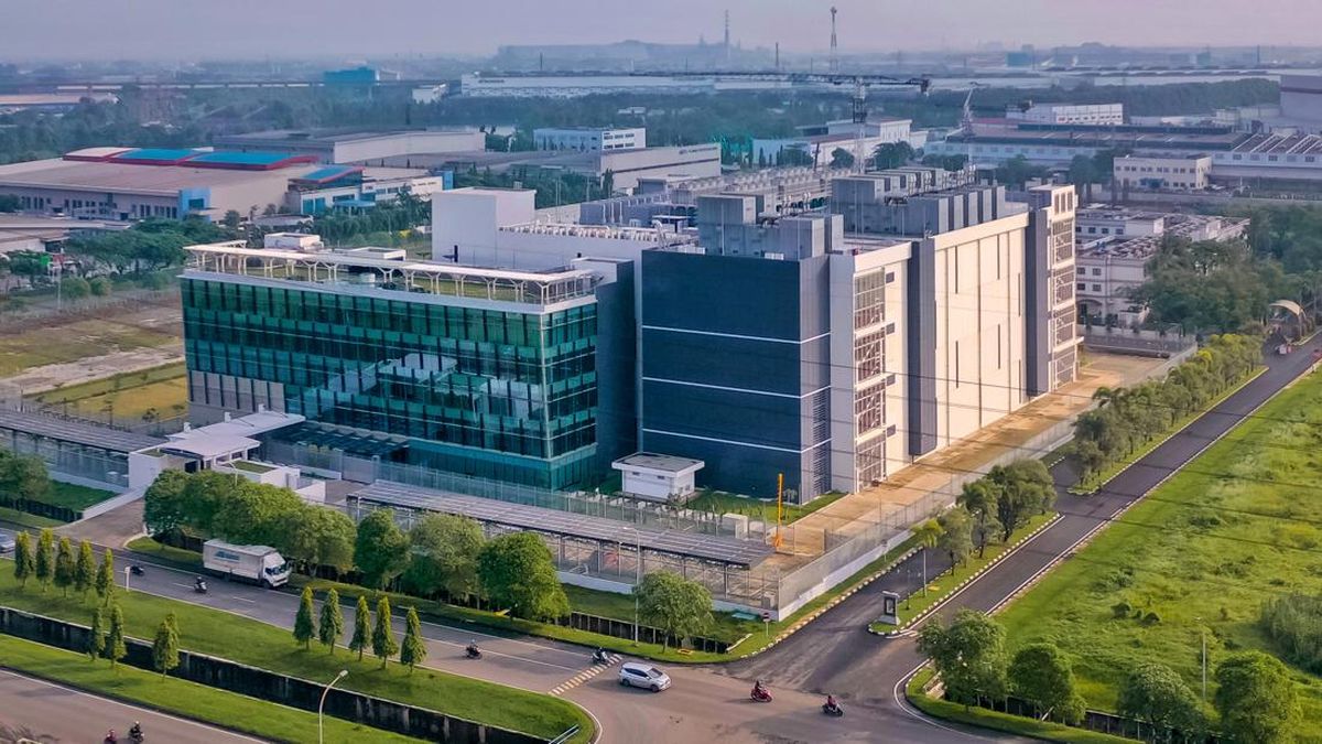 Ilustrasi kompleks gedung data center dan fasilitas pendukungnya