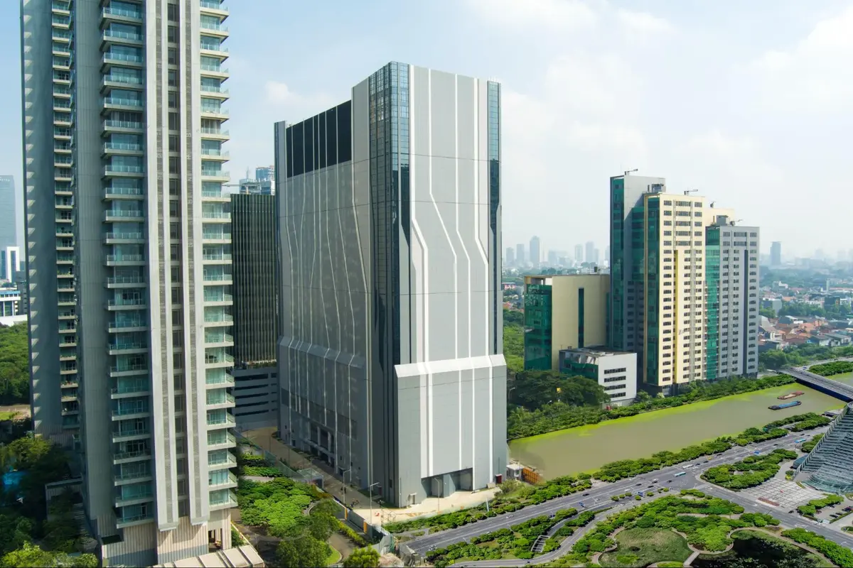 Ilustrasi eksterior gedung data center di kawasan perkotaan