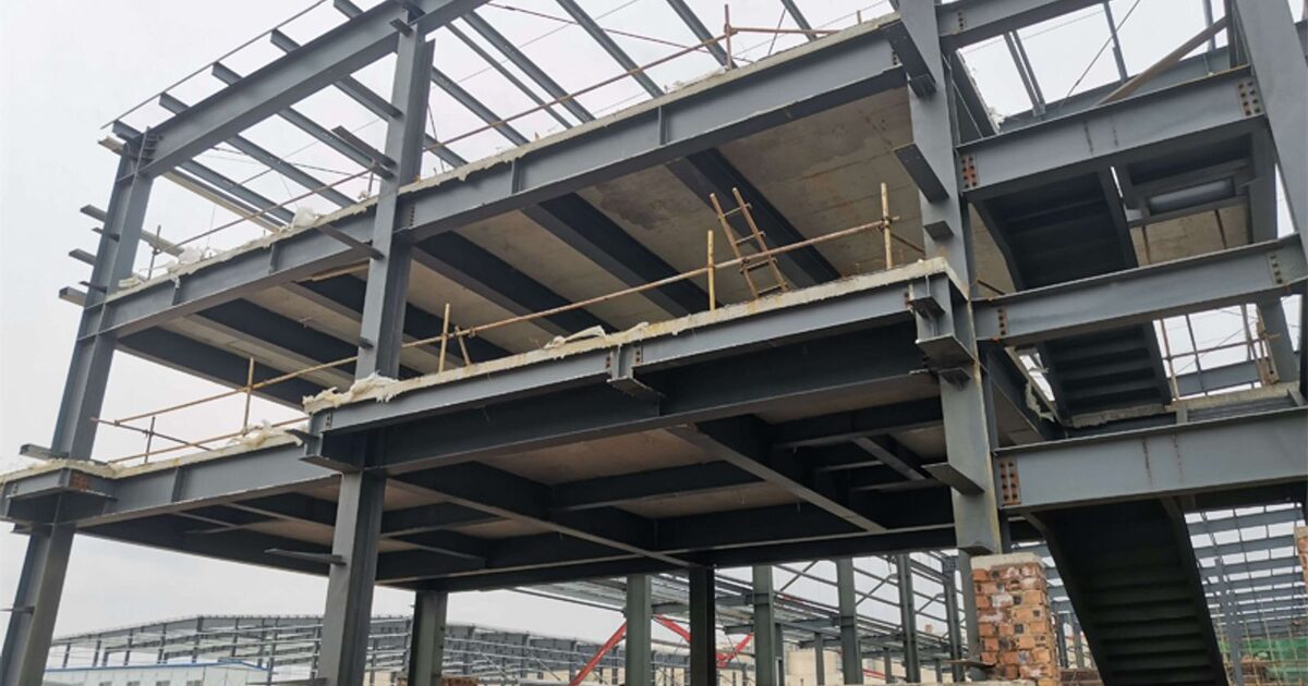 Struktur mezzanine baja yang memerlukan assessment terhadap kolom balok dan fondasi existing