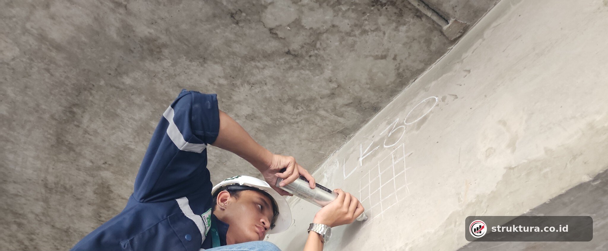 Pengambilan angka pantul hammer test pada grid permukaan balok beton
