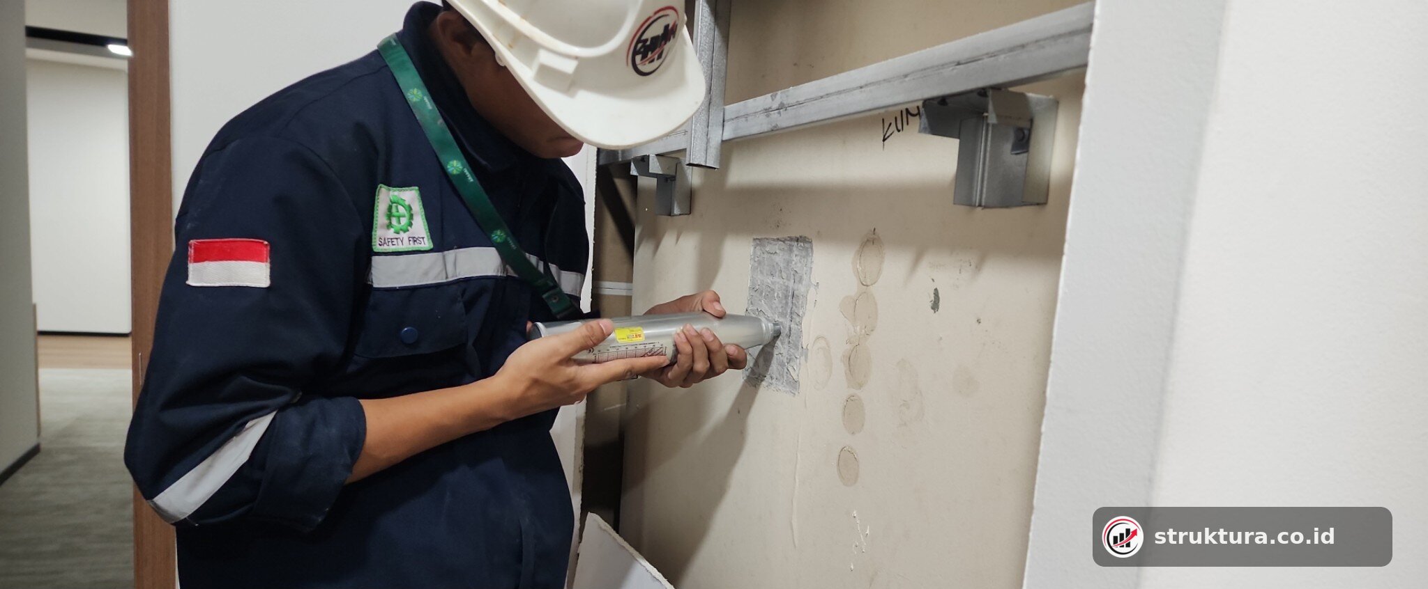 Hammer test pada titik beton setelah lapisan finishing dibuka