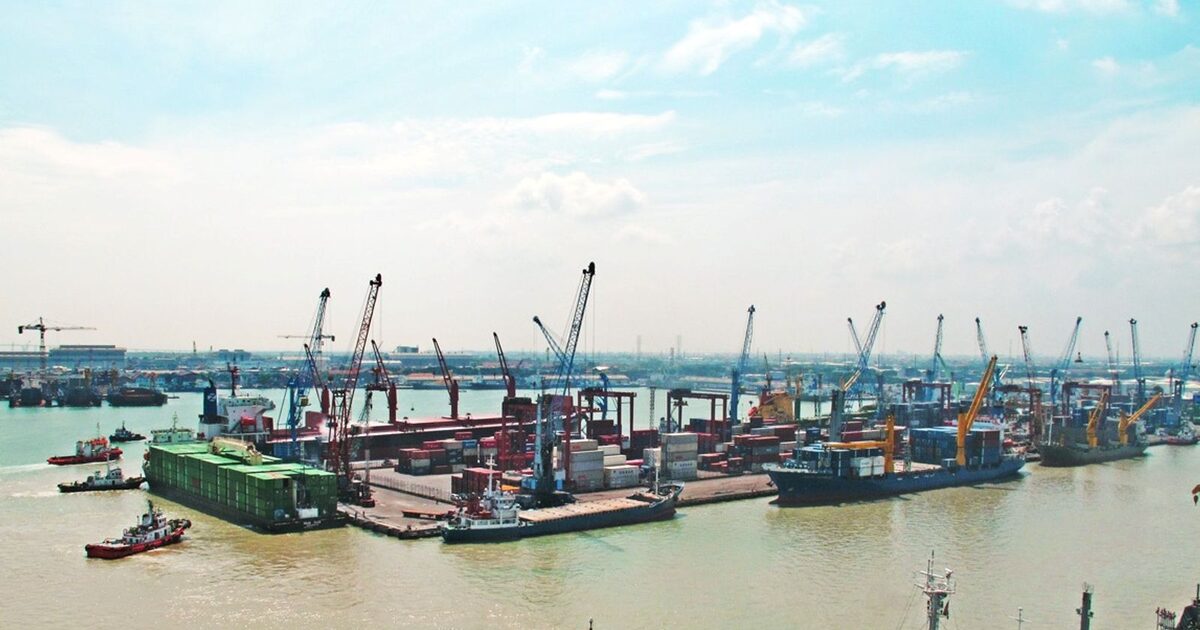 Aktivitas industri dan logistik di Terminal Berlian Tanjung Perak Surabaya