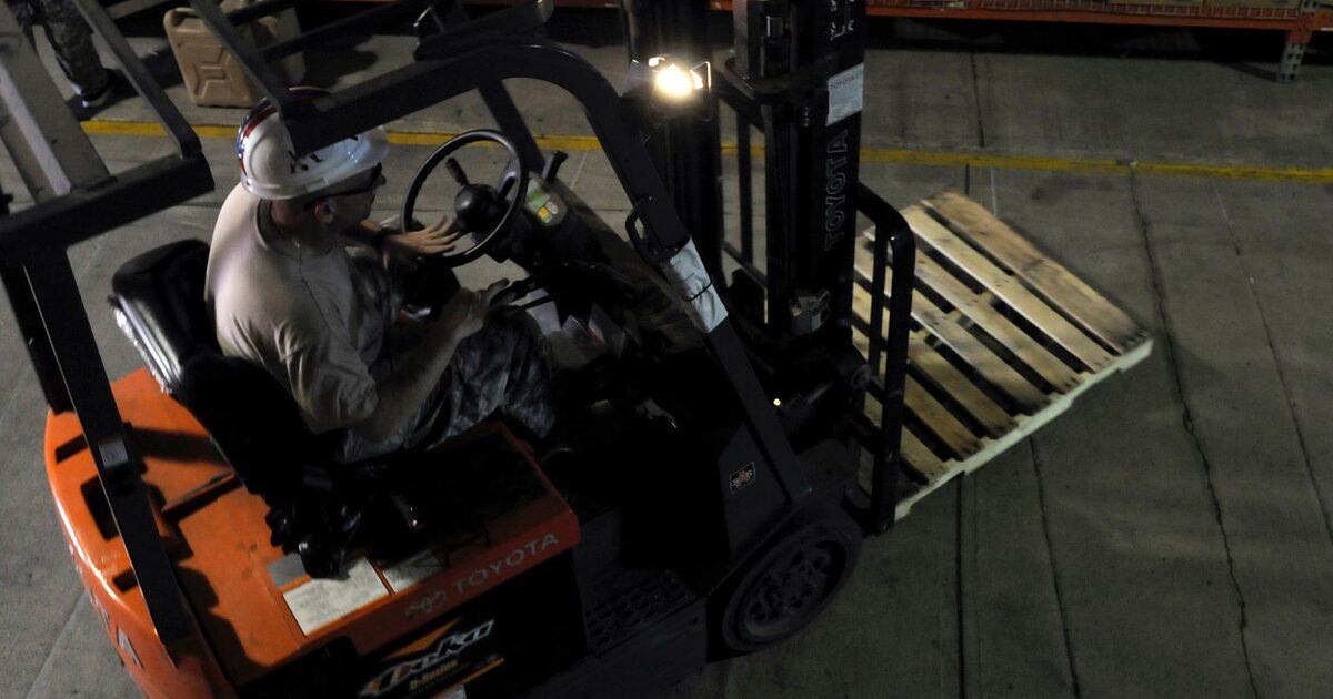 Forklift beroperasi di lantai gudang dan area racking industri