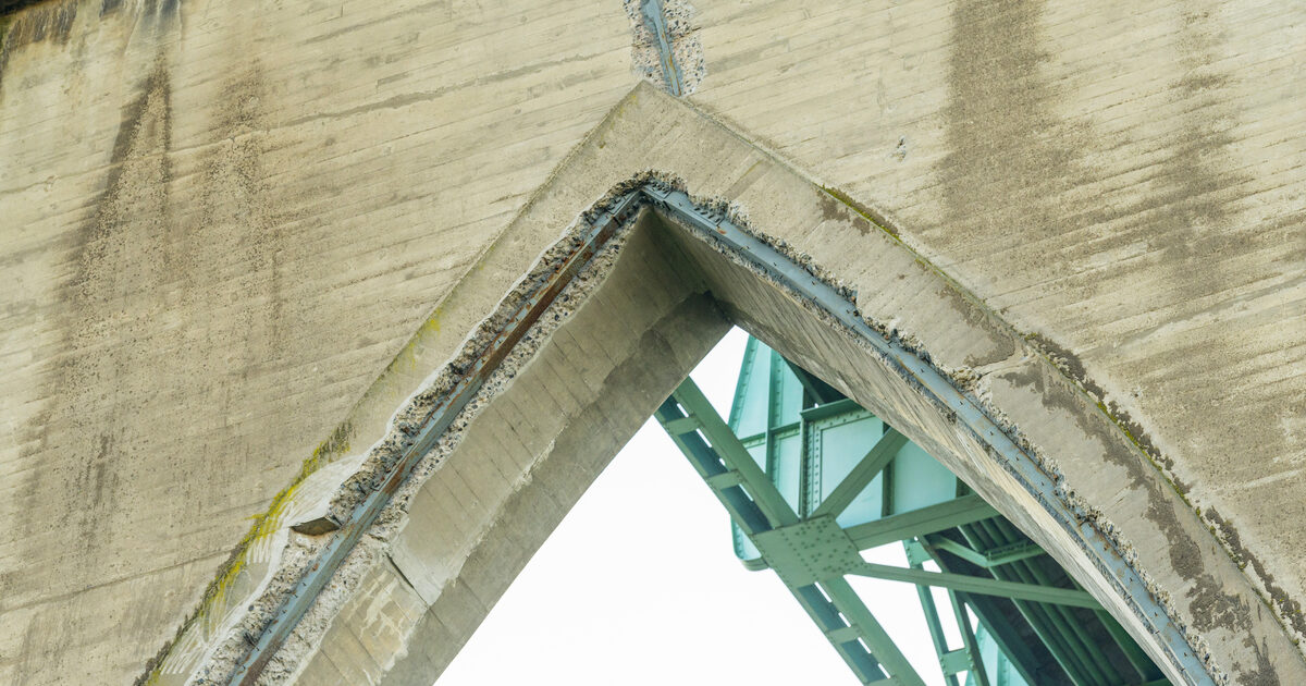 Retak pada elemen beton yang memerlukan assessment dan perkuatan struktur
