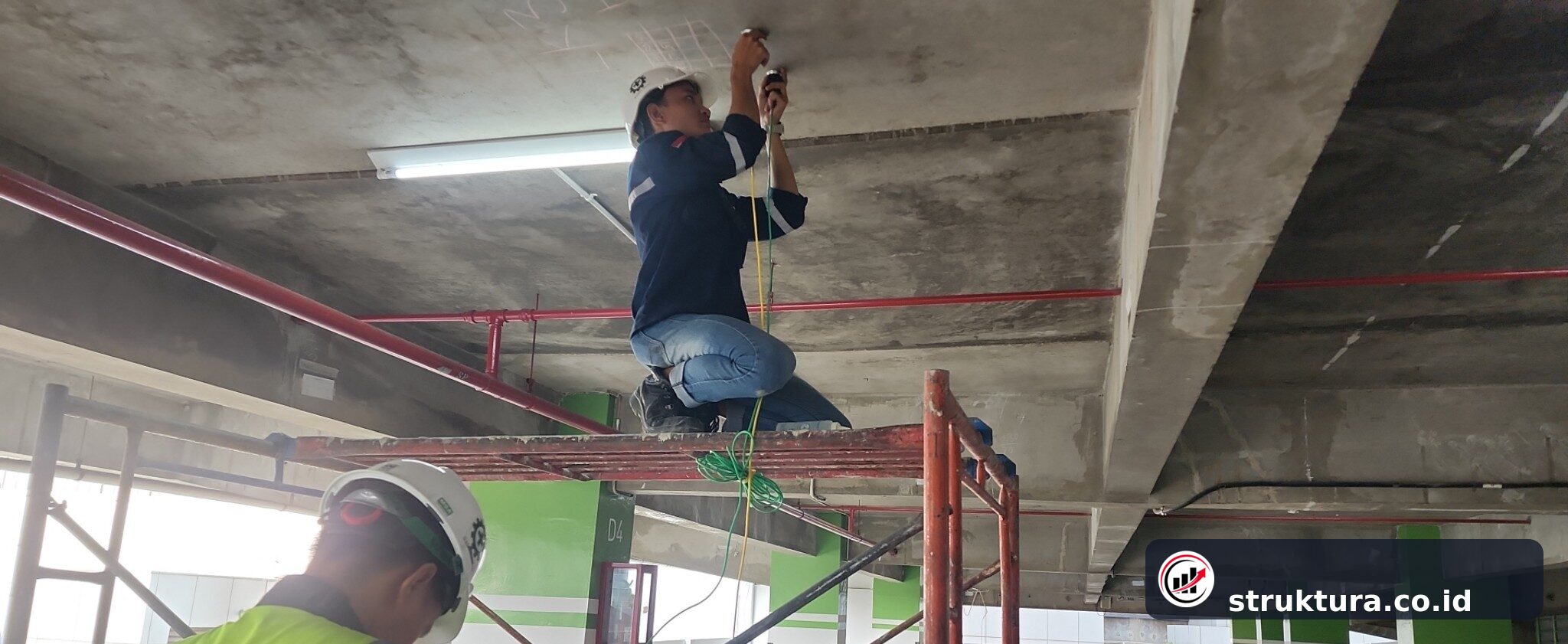 Teknisi melakukan UPV Test pada bagian bawah pelat beton dari access platform