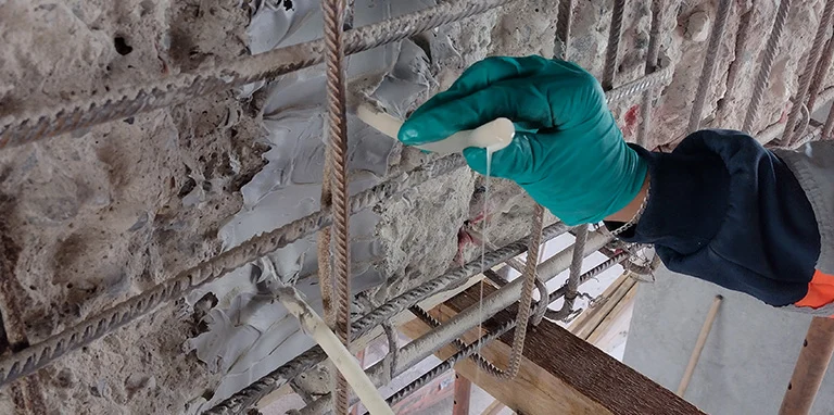 Pekerjaan repair pada beton dengan tulangan terbuka