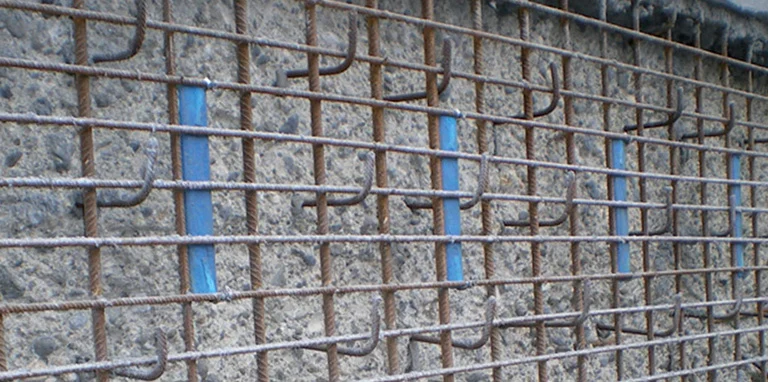 Susunan tulangan pada area rehabilitasi beton