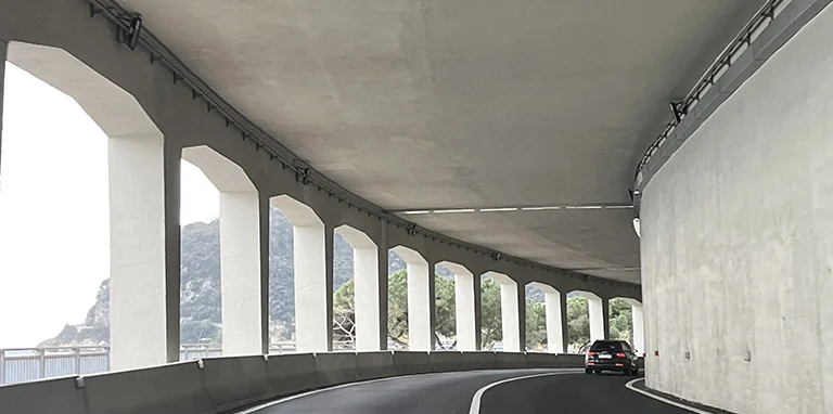 Permukaan beton pada struktur jalan beratap