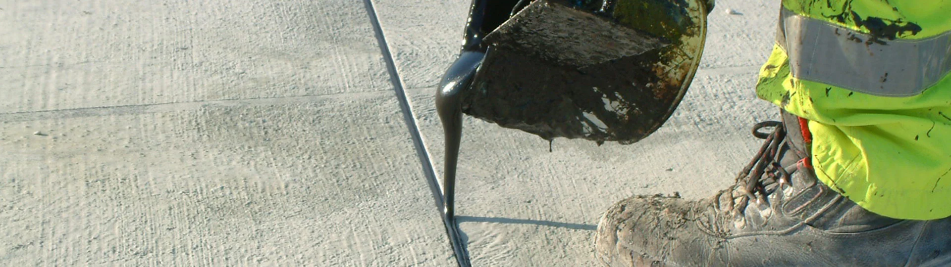 Penuangan sealant ke sambungan pada slab beton