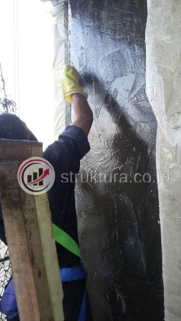Priming Epoxy Pada Permukaan Kolom Beton