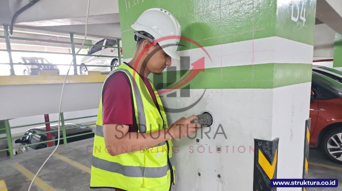 Pemeriksaan titik core drill beton pada kolom setelah pengeboran sampel inti