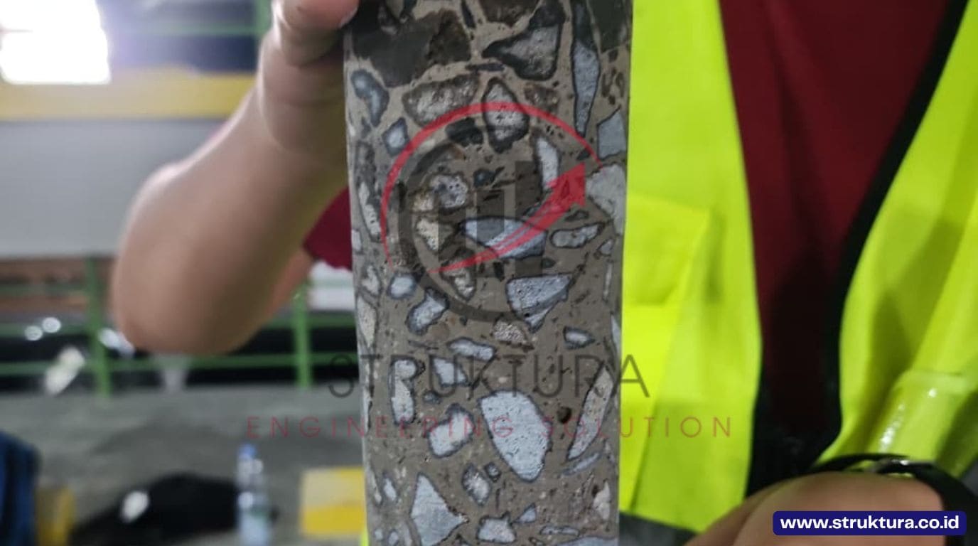 Sampel inti beton hasil core drill yang menunjukkan agregat dan kondisi beton eksisting